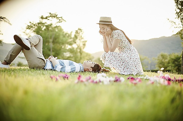 포토 JPG 주간 전신 나무 커플 응시 공원 여자 남자 꽃 데이트 앉기 잔디 20대 성인 야외 두명 옆모습 아웃포커스 눕기 턱괴기 한국인 국내포토 자연요소 식물 시선 공공시설 뷰포인트 관계 모션 촬영기법 사람 동양인 청년 파일형식
