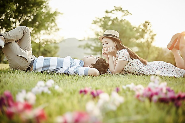 포토 JPG 주간 전신 나무 커플 응시 공원 여자 남자 꽃 엎드리기 데이트 잔디 상반신 20대 성인 야외 두명 옆모습 아웃포커스 눕기 턱괴기 한국인 국내포토 자연요소 식물 시선 공공시설 뷰포인트 관계 모션 촬영기법 사람 동양인 청년 파일형식