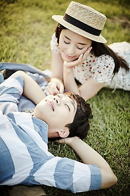 포토 JPG 주간 커플 공원 여자 남자 엎드리기 데이트 잔디 상반신 20대 성인 야외 두명 앞모습 아웃포커스 눕기 눈감음 한국인 국내포토 자연요소 식물 공공시설 뷰포인트 관계 모션 촬영기법 사람 동양인 청년 파일형식