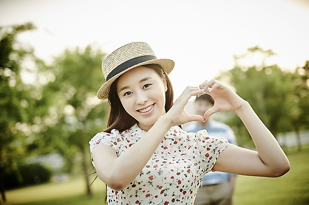 포토 JPG 주간 나무 커플 공원 여자 남자 데이트 서기 잔디 상반신 20대 성인 야외 두명 앞모습 아웃포커스 신체부위 한국인 손하트 국내포토 자연요소 식물 공공시설 뷰포인트 관계 모션 촬영기법 사람 동양인 손짓 청년 파일형식