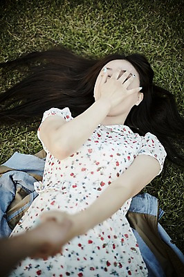 포토 JPG 주간 커플 공원 여자 남자 얼굴 데이트 잔디 상반신 20대 성인 야외 두명 앞모습 아웃포커스 신체부위 눕기 손잡기 한국인 얼굴가리기 국내포토 자연요소 식물 공공시설 뷰포인트 관계 모션 촬영기법 사람 동양인 청년 가림 파일형식