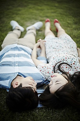 포토 JPG 주간 전신 커플 응시 공원 여자 남자 데이트 잔디 20대 성인 야외 두명 앞모습 아웃포커스 눕기 손잡기 한국인 국내포토 자연요소 식물 시선 공공시설 뷰포인트 관계 모션 촬영기법 사람 동양인 청년 파일형식