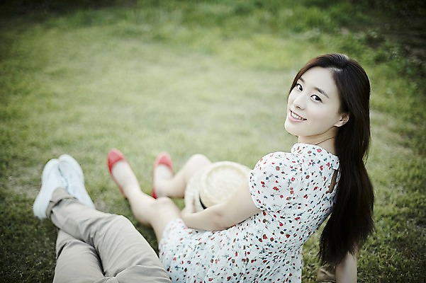 포토 JPG 주간 전신 커플 공원 여자 남자 데이트 앉기 잔디 20대 성인 야외 두명 옆모습 아웃포커스 신체부위 한국인 하반신 다리 뒤돌아보기 국내포토 자연요소 식물 공공시설 뷰포인트 관계 모션 촬영기법 사람 동양인 청년 파일형식