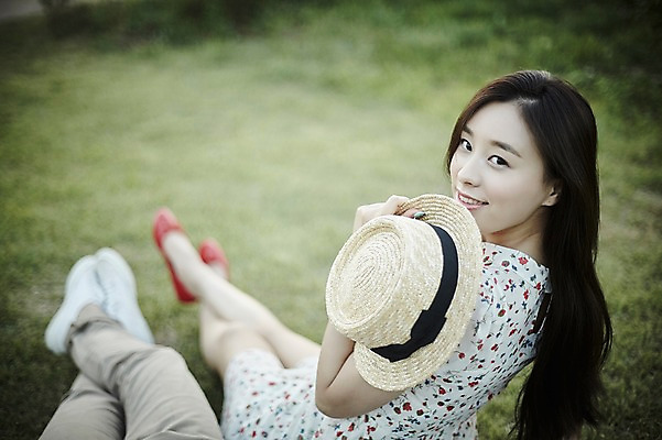포토 JPG 주간 전신 모자 커플 공원 여자 남자 데이트 들기 앉기 잔디 20대 성인 야외 두명 뒷모습 아웃포커스 신체부위 한국인 하반신 다리 뒤돌아보기 국내포토 자연요소 식물 잡화 공공시설 뷰포인트 관계 모션 촬영기법 사람 동양인 청년 파일형식 인종 시설