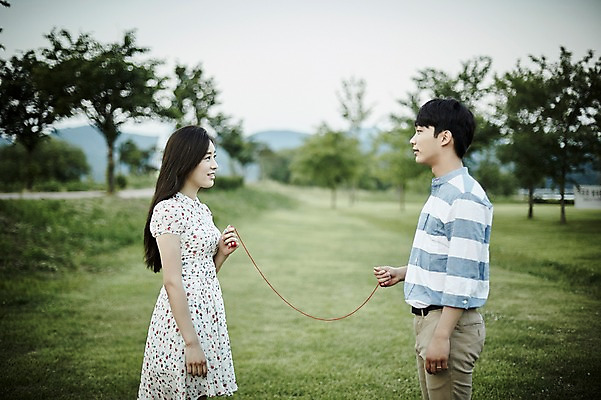 포토 JPG 주간 나무 커플 응시 공원 여자 남자 데이트 서기 들기 잔디 상반신 20대 성인 야외 두명 옆모습 아웃포커스 한국인 붉은실 국내포토 자연요소 식물 시선 공공시설 뷰포인트 관계 모션 촬영기법 사람 동양인 청년 파일형식