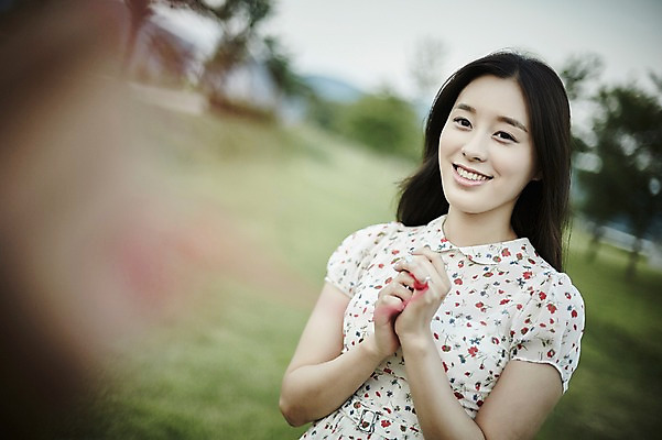 포토 JPG 주간 나무 커플 응시 공원 여자 남자 데이트 서기 잔디 상반신 20대 성인 야외 두명 앞모습 아웃포커스 한국인 붉은실 국내포토 자연요소 식물 시선 공공시설 뷰포인트 관계 모션 촬영기법 사람 동양인 청년 파일형식