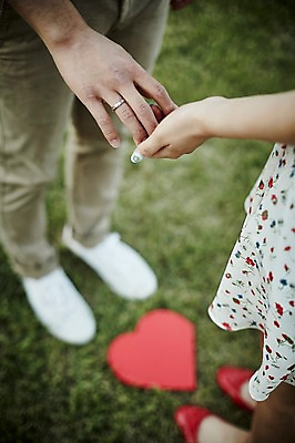 포토 JPG 주간 커플 공원 여자 남자 데이트 서기 잔디 20대 성인 야외 두명 옆모습 아웃포커스 신체부위 손잡기 한국인 하반신 하트 다리 팔 국내포토 자연요소 모양 식물 공공시설 뷰포인트 관계 모션 촬영기법 사람 동양인 청년 파일형식