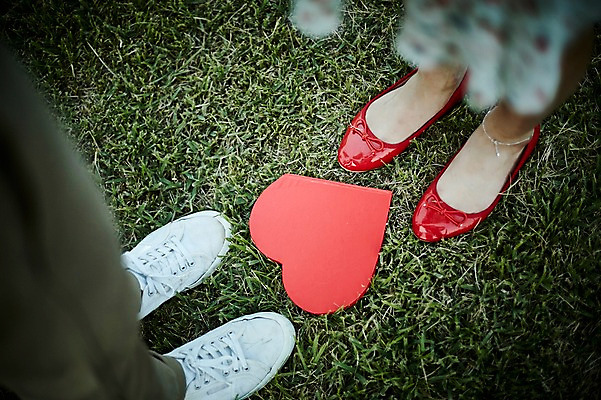 포토 JPG 주간 커플 공원 여자 남자 신발 데이트 서기 잔디 20대 성인 야외 두명 옆모습 아웃포커스 신체부위 한국인 하반신 하트 다리 국내포토 자연요소 모양 식물 공공시설 뷰포인트 관계 모션 촬영기법 사람 동양인 청년 파일형식