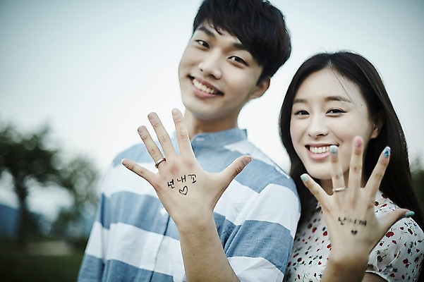 포토 JPG 주간 나무 손 커플 공원 여자 남자 데이트 서기 상반신 20대 성인 야외 두명 옆모습 아웃포커스 한국인 낙서 국내포토 자연요소 식물 공공시설 뷰포인트 관계 모션 촬영기법 사람 동양인 청년 신체부위 파일형식