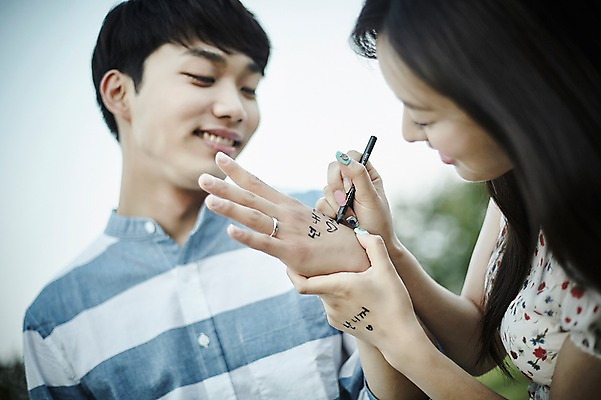 포토 JPG 주간 나무 손 커플 응시 공원 여자 남자 데이트 장난 서기 들기 상반신 20대 성인 야외 두명 앞모습 옆모습 아웃포커스 펜 한국인 낙서 국내포토 자연요소 식물 시선 공공시설 뷰포인트 관계 모션 촬영기법 사람 동양인 청년 신체부위 필기구 파일형식