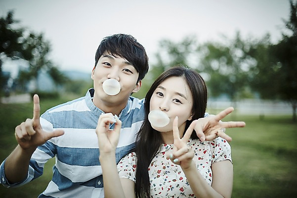포토 JPG 주간 나무 커플 공원 여자 남자 데이트 장난 사랑 서기 잔디 상반신 20대 성인 야외 두명 앞모습 아웃포커스 한국인 껌 국내포토 자연요소 식물 공공시설 감정 뷰포인트 관계 모션 촬영기법 사람 동양인 청년 파일형식