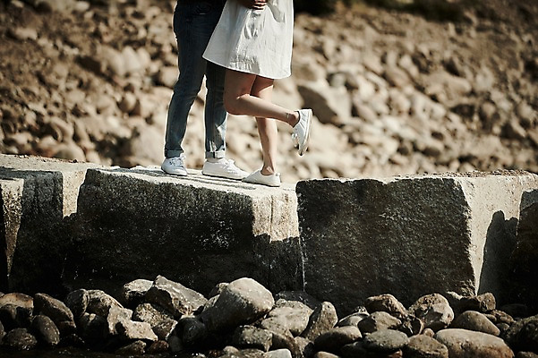 포토 JPG 주간 커플 여자 남자 데이트 서기 20대 성인 야외 두명 옆모습 신체부위 계곡 한국인 하반신 돌_바위 다리 돌다리 성인만 국내포토 자연요소 뷰포인트 관계 모션 사람 동양인 청년 다리_건축물 파일형식