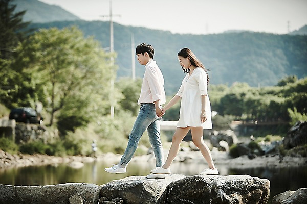 포토 JPG 주간 전신 나무 커플 여자 남자 데이트 20대 성인 야외 두명 옆모습 아웃포커스 걷기 계곡 손잡기 한국인 돌다리 성인만 국내포토 자연요소 식물 뷰포인트 관계 모션 촬영기법 사람 동양인 청년 다리_건축물 파일형식