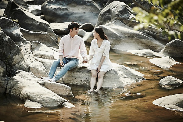 포토 JPG 주간 전신 커플 여자 남자 데이트 미소 앉기 20대 성인 야외 두명 앞모습 아웃포커스 마주보기 계곡 손잡기 한국인 바위 성인만 국내포토 자연요소 뷰포인트 관계 모션 촬영기법 표정 사람 동양인 청년 돌_바위 파일형식