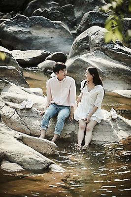 포토 JPG 주간 전신 나무 커플 응시 여자 남자 데이트 미소 앉기 20대 성인 야외 두명 앞모습 계곡 한국인 바위 성인만 국내포토 자연요소 식물 시선 뷰포인트 관계 모션 표정 사람 동양인 청년 파일형식