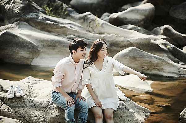 포토 JPG 주간 커플 응시 여자 남자 데이트 미소 앉기 상반신 20대 성인 야외 두명 앞모습 계곡 한국인 바위 가리킴 성인만 국내포토 자연요소 시선 뷰포인트 관계 모션 표정 사람 동양인 손짓 청년 돌_바위 파일형식