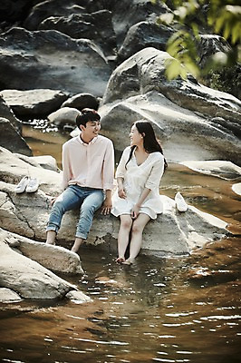 포토 JPG 주간 전신 커플 응시 여자 남자 데이트 미소 앉기 상반신 20대 성인 야외 두명 앞모습 계곡 한국인 바위 성인만 국내포토 자연요소 시선 뷰포인트 관계 모션 표정 사람 동양인 청년 파일형식