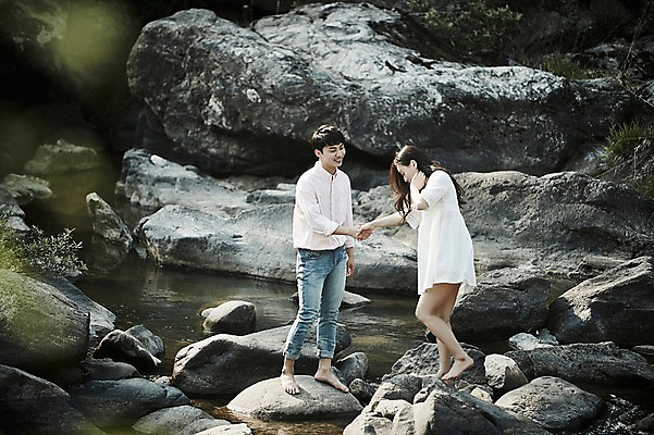 포토 JPG 주간 전신 커플 응시 여자 남자 데이트 서기 미소 20대 성인 야외 두명 옆모습 계곡 손잡기 한국인 바위 돌다리 성인만 국내포토 자연요소 시선 뷰포인트 관계 모션 표정 사람 동양인 청년 돌_바위 다리_건축물 파일형식