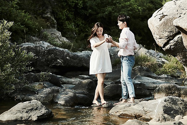 포토 JPG 주간 전신 나무 커플 응시 여자 남자 데이트 서기 미소 20대 성인 야외 두명 앞모습 옆모습 계곡 손잡기 한국인 돌다리 성인만 국내포토 자연요소 식물 시선 뷰포인트 관계 모션 표정 사람 동양인 청년 다리_건축물 파일형식