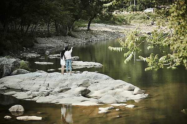 포토 JPG 주간 전신 나무 커플 여자 남자 데이트 서기 20대 성인 야외 두명 뒷모습 계곡 한국인 바위 가리킴 성인만 국내포토 자연요소 식물 뷰포인트 관계 모션 사람 동양인 손짓 청년 돌_바위 파일형식