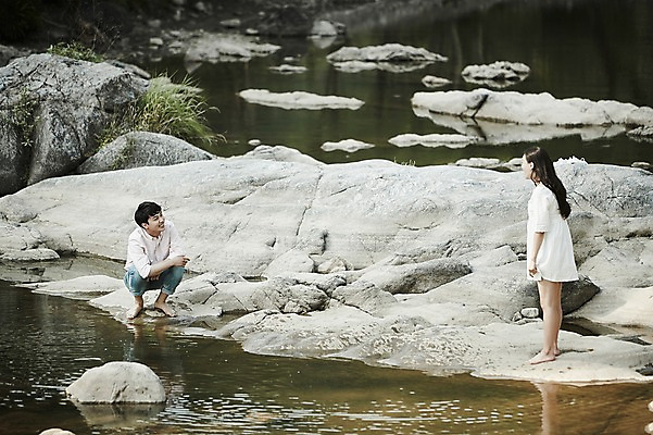 포토 JPG 주간 전신 커플 응시 여자 남자 데이트 서기 미소 앉기 20대 성인 야외 두명 옆모습 아웃포커스 계곡 한국인 바위 성인만 국내포토 자연요소 시선 뷰포인트 관계 모션 촬영기법 표정 사람 동양인 청년 돌_바위 파일형식