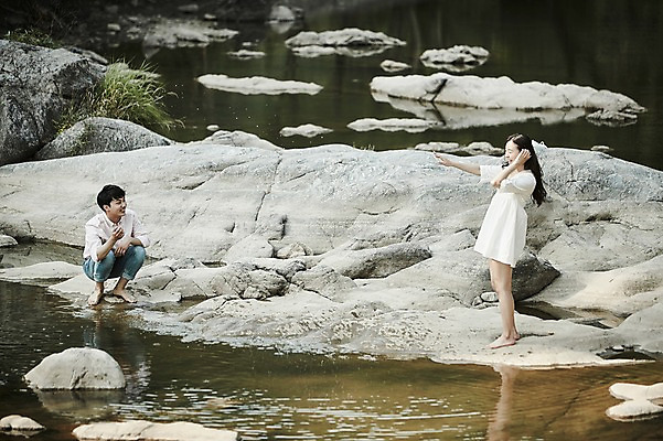 포토 JPG 주간 전신 커플 응시 여자 남자 데이트 서기 미소 앉기 20대 성인 야외 두명 옆모습 계곡 한국인 바위 성인만 국내포토 자연요소 시선 뷰포인트 관계 모션 표정 사람 동양인 청년 돌_바위 파일형식