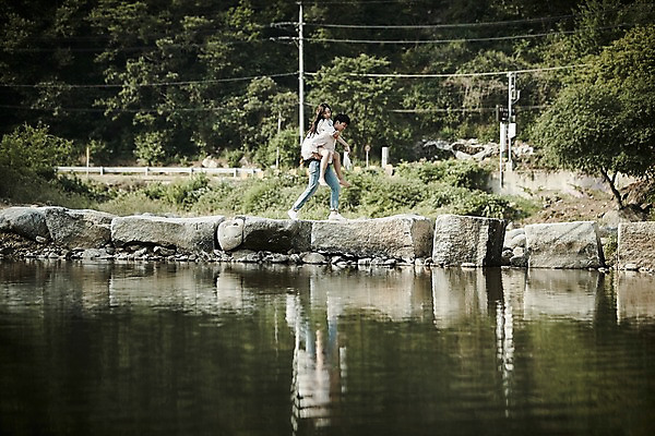 포토 JPG 주간 전신 나무 커플 여자 남자 데이트 서기 20대 성인 야외 두명 옆모습 아웃포커스 반사 계곡 한국인 업기 돌다리 성인만 국내포토 자연요소 식물 뷰포인트 관계 모션 촬영기법 사람 동양인 청년 다리_건축물 파일형식