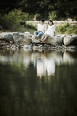 포토 JPG 주간 전신 나무 커플 응시 여자 남자 데이트 미소 앉기 20대 성인 야외 두명 앞모습 아웃포커스 반사 계곡 한국인 돌다리 성인만 국내포토 자연요소 식물 시선 뷰포인트 관계 모션 촬영기법 표정 사람 동양인 청년 다리_건축물 파일형식
