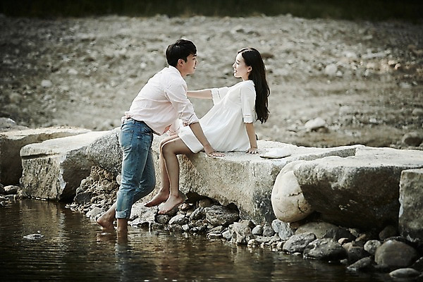 포토 JPG 주간 전신 커플 응시 여자 남자 데이트 서기 미소 앉기 20대 성인 야외 두명 옆모습 아웃포커스 계곡 한국인 돌다리 성인만 국내포토 자연요소 시선 뷰포인트 관계 모션 촬영기법 표정 사람 동양인 청년 다리_건축물 파일형식