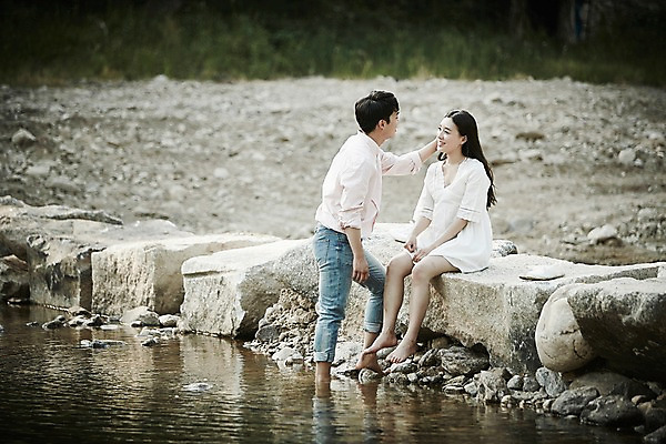 포토 JPG 주간 전신 커플 응시 여자 남자 데이트 서기 미소 앉기 20대 성인 야외 두명 옆모습 계곡 한국인 돌다리 성인만 국내포토 자연요소 시선 뷰포인트 관계 모션 표정 사람 동양인 청년 다리_건축물 파일형식