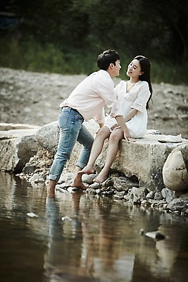 포토 JPG 주간 전신 커플 응시 여자 남자 데이트 서기 미소 앉기 20대 성인 야외 두명 옆모습 아웃포커스 계곡 한국인 돌다리 성인만 국내포토 자연요소 시선 뷰포인트 관계 모션 촬영기법 표정 사람 동양인 청년 돌 다리 가교 파일형식