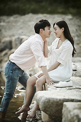 포토 JPG 주간 전신 커플 응시 여자 남자 데이트 서기 미소 앉기 상반신 20대 성인 야외 두명 옆모습 아웃포커스 계곡 한국인 돌다리 성인만 국내포토 자연요소 시선 뷰포인트 관계 모션 촬영기법 표정 사람 동양인 청년 돌 다리 가교 파일형식