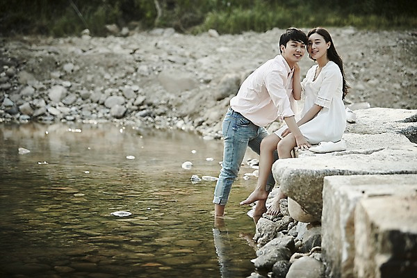 포토 JPG 주간 전신 커플 여자 남자 데이트 서기 미소 앉기 상반신 20대 성인 야외 두명 옆모습 아웃포커스 계곡 한국인 돌다리 성인만 국내포토 자연요소 뷰포인트 관계 모션 촬영기법 표정 사람 동양인 청년 다리_건축물 파일형식