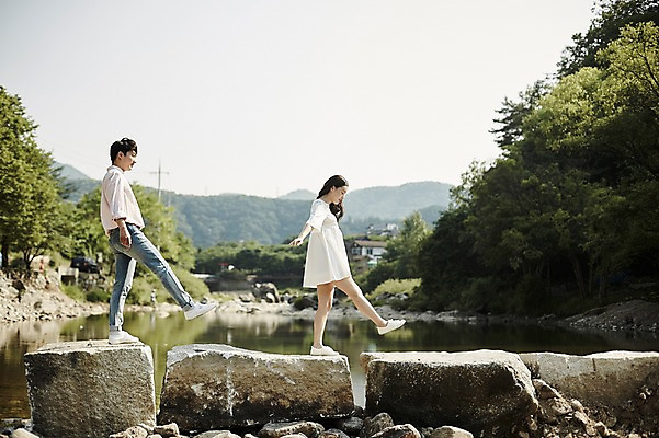 포토 JPG 주간 전신 나무 커플 응시 여자 남자 데이트 미소 20대 성인 야외 두명 옆모습 아웃포커스 걷기 계곡 한국인 돌다리 성인만 국내포토 자연요소 식물 시선 뷰포인트 관계 모션 촬영기법 표정 사람 동양인 청년 다리_건축물 파일형식