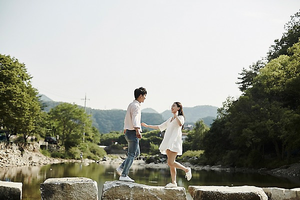 포토 JPG 주간 전신 나무 커플 응시 여자 남자 데이트 서기 미소 20대 성인 야외 두명 옆모습 아웃포커스 계곡 한국인 돌다리 성인만 국내포토 자연요소 식물 시선 뷰포인트 관계 모션 촬영기법 표정 사람 동양인 청년 다리_건축물 파일형식