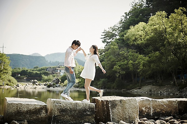포토 JPG 주간 전신 나무 커플 응시 여자 남자 데이트 서기 미소 20대 성인 야외 두명 옆모습 아웃포커스 계곡 한국인 돌다리 성인만 국내포토 자연요소 식물 시선 뷰포인트 관계 모션 촬영기법 표정 사람 동양인 청년 다리_건축물 파일형식