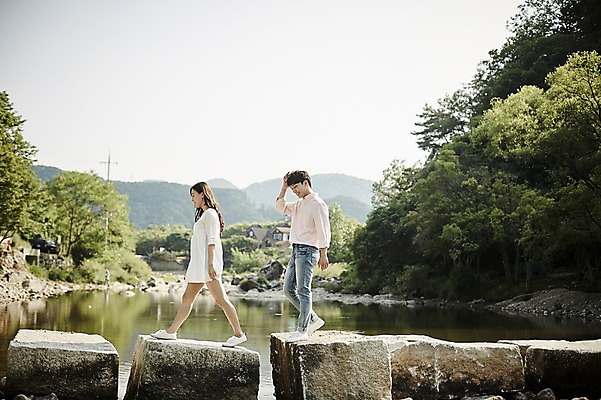 포토 JPG 주간 전신 나무 커플 응시 여자 남자 데이트 서기 미소 20대 성인 야외 두명 옆모습 아웃포커스 계곡 한국인 돌다리 성인만 국내포토 자연요소 식물 시선 뷰포인트 관계 모션 촬영기법 표정 사람 동양인 청년 다리_건축물 파일형식