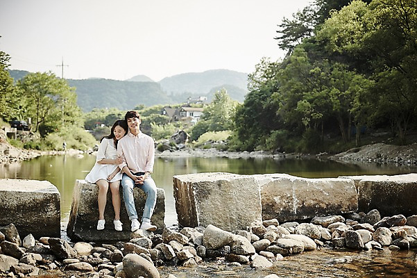 포토 JPG 주간 전신 나무 커플 여자 남자 데이트 미소 앉기 20대 성인 야외 두명 앞모습 팔짱 계곡 기댐 한국인 돌다리 성인만 국내포토 자연요소 식물 뷰포인트 관계 모션 표정 사람 동양인 청년 돌 다리 가교 파일형식