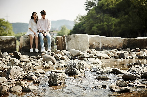 포토 JPG 주간 전신 나무 커플 여자 남자 데이트 미소 앉기 20대 성인 야외 두명 앞모습 아웃포커스 계곡 한국인 돌_바위 돌다리 성인만 국내포토 자연요소 식물 뷰포인트 관계 모션 촬영기법 표정 사람 동양인 청년 다리_건축물 파일형식