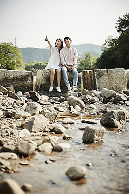포토 JPG 주간 전신 나무 커플 응시 여자 남자 데이트 미소 앉기 20대 성인 야외 두명 앞모습 계곡 한국인 가리킴 돌다리 성인만 국내포토 자연요소 식물 시선 뷰포인트 관계 모션 표정 사람 동양인 손짓 청년 돌 다리 가교 파일형식