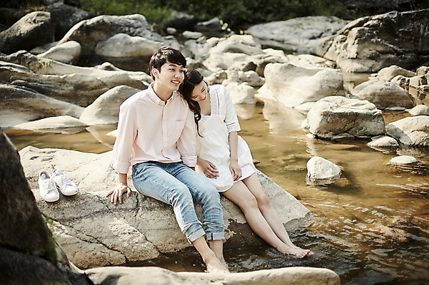 포토 JPG 주간 전신 커플 응시 여자 남자 신발 데이트 미소 앉기 20대 성인 야외 두명 앞모습 아웃포커스 계곡 기댐 한국인 돌_바위 성인만 국내포토 자연요소 시선 뷰포인트 관계 모션 촬영기법 표정 사람 동양인 청년 파일형식
