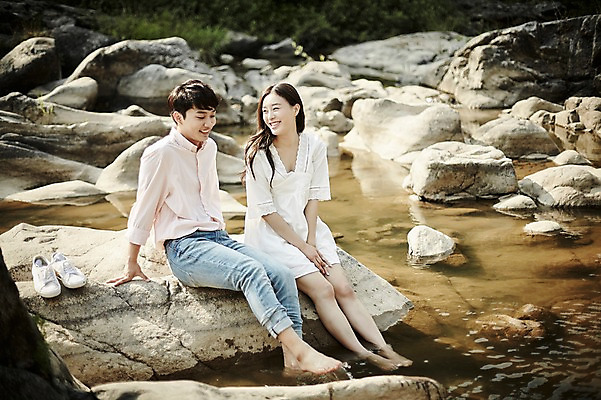 포토 JPG 주간 전신 커플 응시 여자 남자 신발 데이트 미소 앉기 20대 성인 야외 두명 앞모습 아웃포커스 계곡 한국인 바위 성인만 국내포토 자연요소 시선 뷰포인트 관계 모션 촬영기법 표정 사람 동양인 청년 돌_바위 파일형식