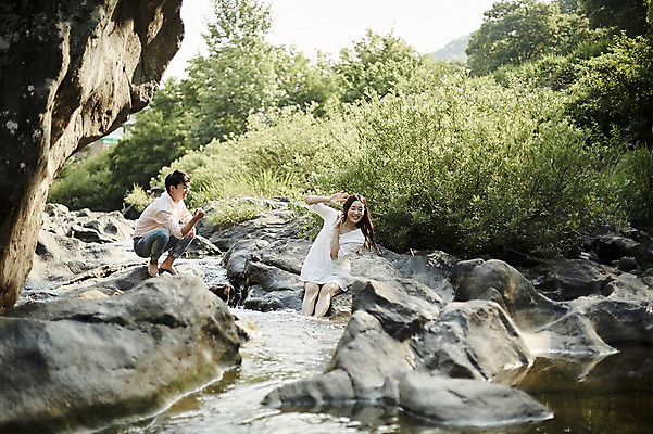 포토 JPG 주간 전신 나무 커플 응시 여자 남자 데이트 장난 미소 앉기 상반신 20대 성인 야외 두명 앞모습 옆모습 아웃포커스 계곡 한국인 바위 성인만 국내포토 자연요소 식물 시선 뷰포인트 관계 모션 촬영기법 표정 사람 동양인 청년 돌_바위 파일형식