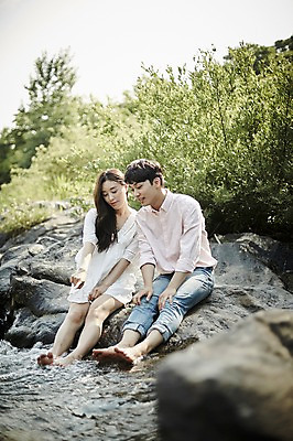 포토 JPG 주간 전신 나무 커플 응시 여자 남자 데이트 미소 앉기 20대 성인 야외 두명 앞모습 아웃포커스 계곡 한국인 바위 성인만 국내포토 자연요소 식물 시선 뷰포인트 관계 모션 촬영기법 표정 사람 동양인 청년 돌_바위 파일형식