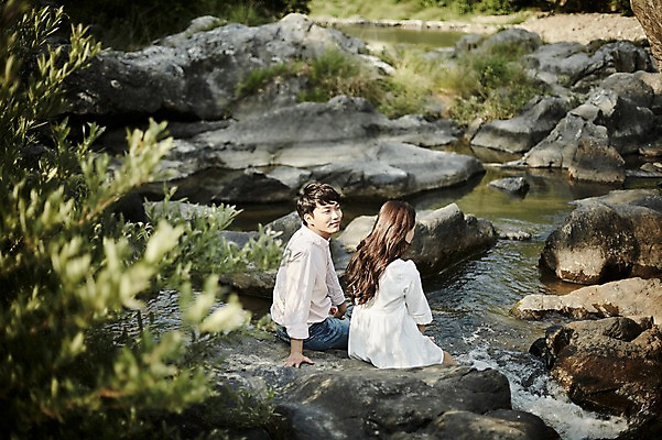 포토 JPG 주간 나무 커플 여자 남자 데이트 미소 앉기 상반신 20대 성인 야외 두명 옆모습 뒷모습 아웃포커스 계곡 한국인 바위 뒤돌아보기 성인만 국내포토 자연요소 식물 뷰포인트 관계 모션 촬영기법 표정 사람 동양인 청년 돌_바위 파일형식