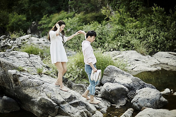 포토 JPG 주간 전신 나무 커플 응시 여자 남자 신발 데이트 서기 미소 들기 20대 성인 야외 두명 옆모습 계곡 손잡기 한국인 바위 성인만 국내포토 자연요소 식물 시선 뷰포인트 관계 모션 표정 사람 동양인 청년 돌_바위 파일형식