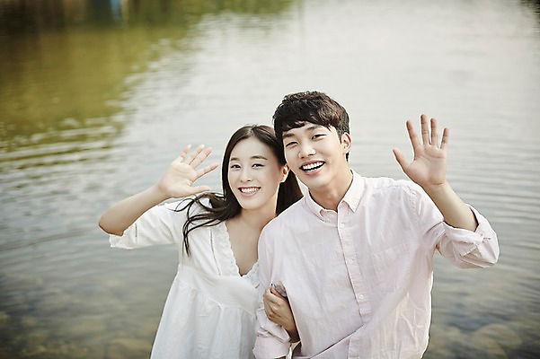 포토 JPG 주간 커플 여자 남자 데이트 서기 미소 상반신 20대 성인 야외 두명 앞모습 아웃포커스 팔짱 계곡 한국인 인사 성인만 국내포토 자연요소 뷰포인트 관계 모션 촬영기법 표정 사람 동양인 청년 예절 파일형식