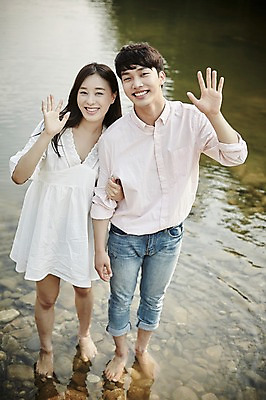 포토 JPG 주간 전신 커플 여자 남자 데이트 서기 미소 20대 성인 야외 두명 앞모습 아웃포커스 팔짱 계곡 한국인 인사 성인만 국내포토 자연요소 뷰포인트 관계 모션 촬영기법 표정 사람 동양인 청년 예절 파일형식