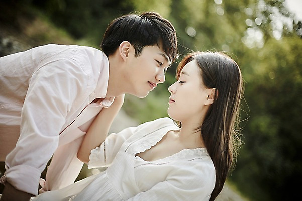 포토 JPG 주간 나무 커플 응시 여자 남자 데이트 앉기 상반신 20대 성인 야외 두명 옆모습 아웃포커스 한국인 국내포토 자연요소 식물 시선 뷰포인트 관계 모션 촬영기법 사람 동양인 청년 파일형식