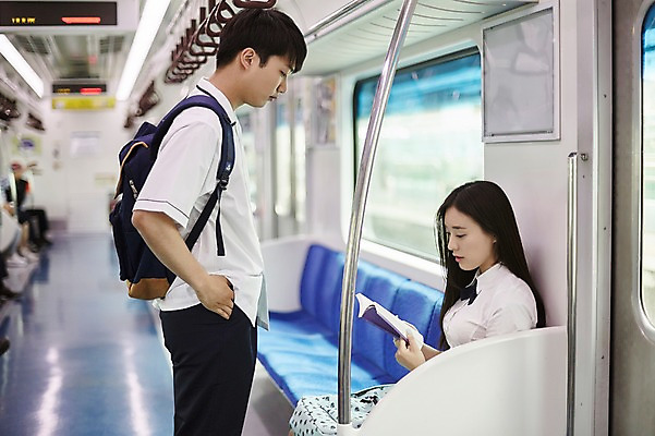 포토 JPG 학생 커플 응시 여자 남자 교복 의자 데이트 실내 서기 앉기 상반신 20대 성인 두명 옆모습 아웃포커스 독서 한국인 전철 국내포토 시선 옷 육상교통 뷰포인트 가구 관계 모션 대중교통 촬영기법 사람 동양인 청년 내부 파일형식